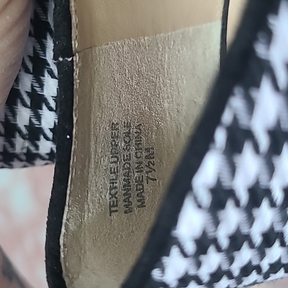 EUC Ann Taylor Black White Chevron Gold Heel Pointed Toe Flat Sz 7.5M - Picture 7 of 7